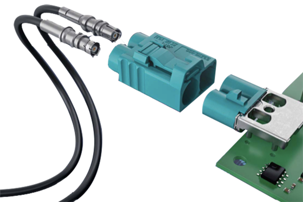 汽車(chē)射頻線(xiàn)束是指用于傳輸無(wú)線(xiàn)電信號(hào)的電線(xiàn)束，通常位于汽車(chē)內(nèi)部。它通常由多根電線(xiàn)組成，包括信號(hào)線(xiàn)、電源線(xiàn)和地線(xiàn)等。這些電線(xiàn)通過(guò)一定的結(jié)構(gòu)形式將它們組織在一起，以便更好地傳輸信號(hào)和減少干擾。