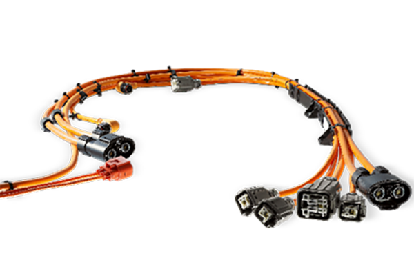 新能源高壓線(xiàn)束是指用于傳輸高壓電力和信號(hào)的電線(xiàn)束，通常用于電動(dòng)汽車(chē)、混合動(dòng)力汽車(chē)和其他新能源設(shè)備中。與傳統(tǒng)汽車(chē)相比，新能源車(chē)輛使用更高電壓的電力系統(tǒng)，因此需要使用高壓線(xiàn)束來(lái)傳輸電能。